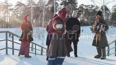俄罗斯民间-穿着传统俄罗斯服装的<strong>男</strong>女正在手风琴跳舞